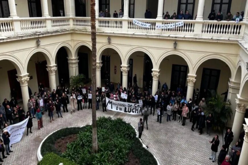Horas extra: trabajadores se atrincheraron en la puerta del despacho del ministro de Economía de Entre Ríos