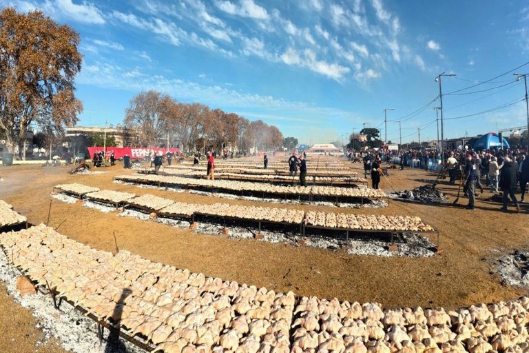 Una ciudad de la costa del Uruguay batió el récord Guinness de pollo asado con más de 8.600 kilos