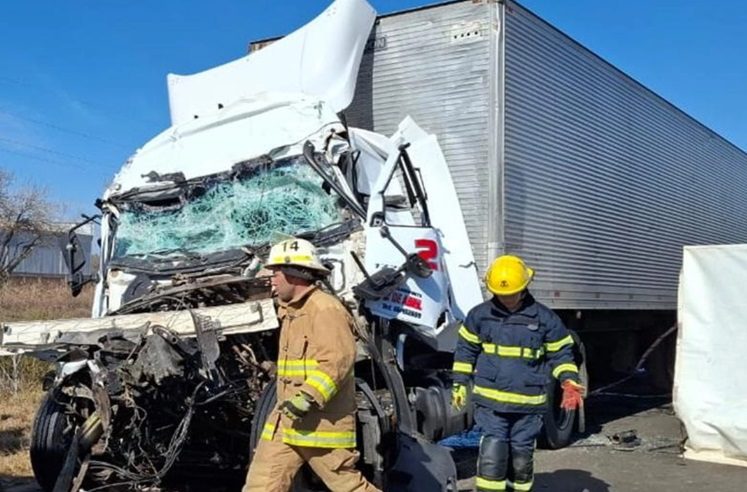 Un camionero falleció al embestir a otro camión en la autovía 14