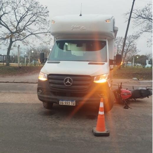 Motociclista fue hospitalizado tras chocar contra un motorhome de turistas frente a Termas de Chajarí