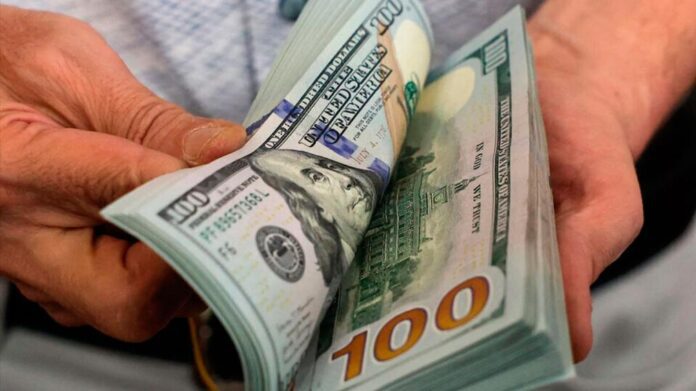 El dólar oficial tuvo su mayor alza diaria en meses y acumuló suba del 14% en julio: Cerró a $1.380