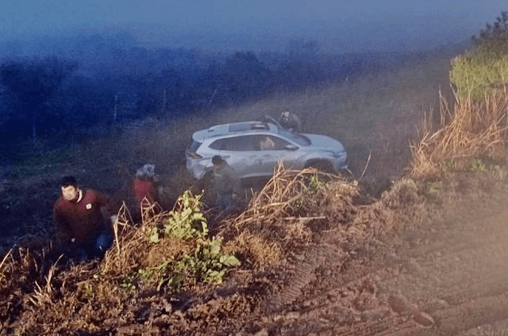 Un auto impactó contra un terraplén y cayó al vacío en la Ruta Nacional 18