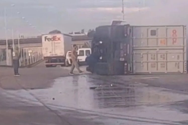 Un camión volcó y se prendió fuego en la Autovía 14
