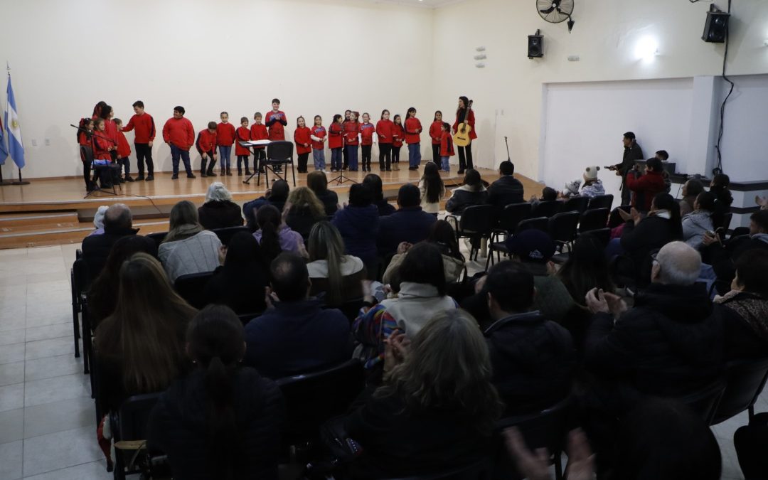 El coro de niños «Piccolo Cantiamo» se presentó en Villa del Rosario