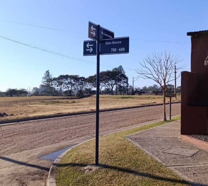 El Municipio coloca y renueva carteles nomencladores en calles de Villa del Rosario