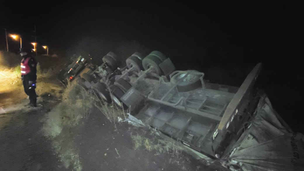 Autovía 14: Un camión despistó y volcó en la rotonda de acceso a Chajarí