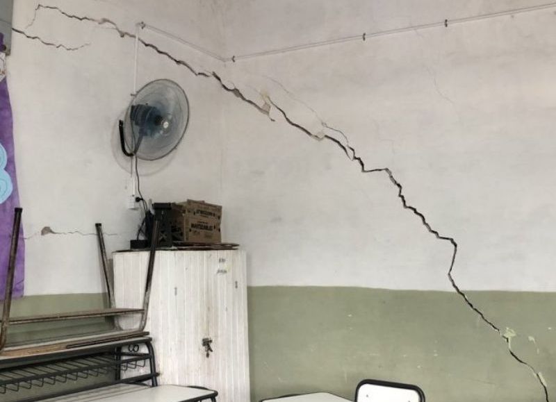 Escuela de San Jaime reclama urgente solución a problemas de infraestructura: alertan que “se está hundiendo”