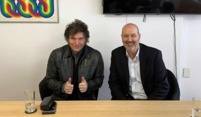 Tras su frustrado viaje a Tucumán, Milei encabezó un brindis junto a Sturzenegger para celebrar las reformas en el Estado