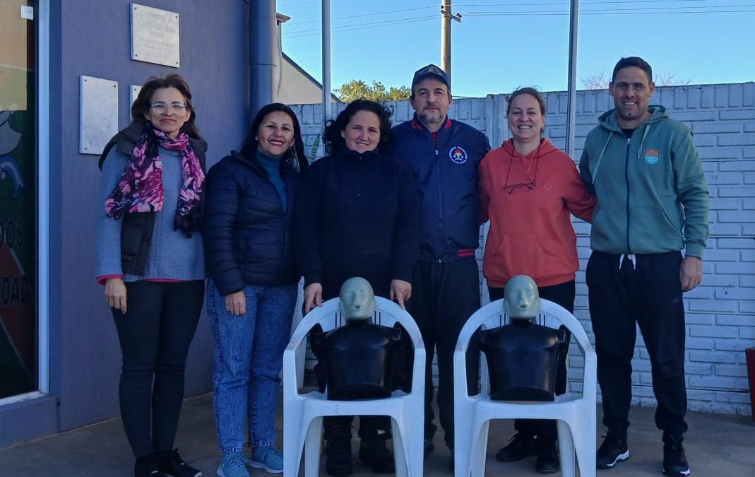 Vanina Perini y concejales entregaron torsos de entrenamiento de RCP a Bomberos Voluntarios de Villa del Rosario