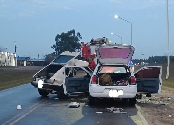 Violento choque entre dos autos en el acceso a Federación: Hay varias personas lesionadas