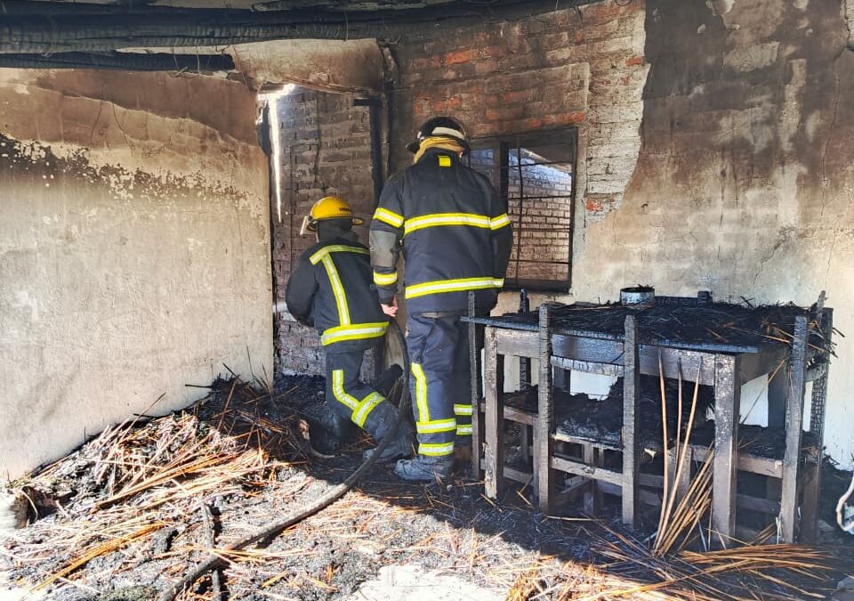 Voraz incendio destruyó una vivienda en San Jaime: Acudieron bomberos de Villa del Rosario y otras ciudades