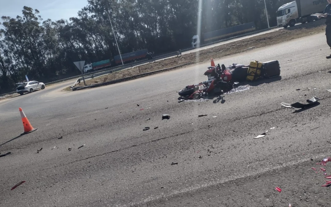 Un automóvil y una motocicleta protagonizaron un fuerte choque en la autovía 14