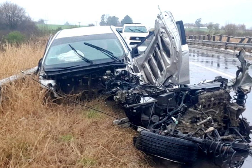 Hombre de 82 años perdió el control de su auto y chocó con las barandas de un puente en Ruta 18