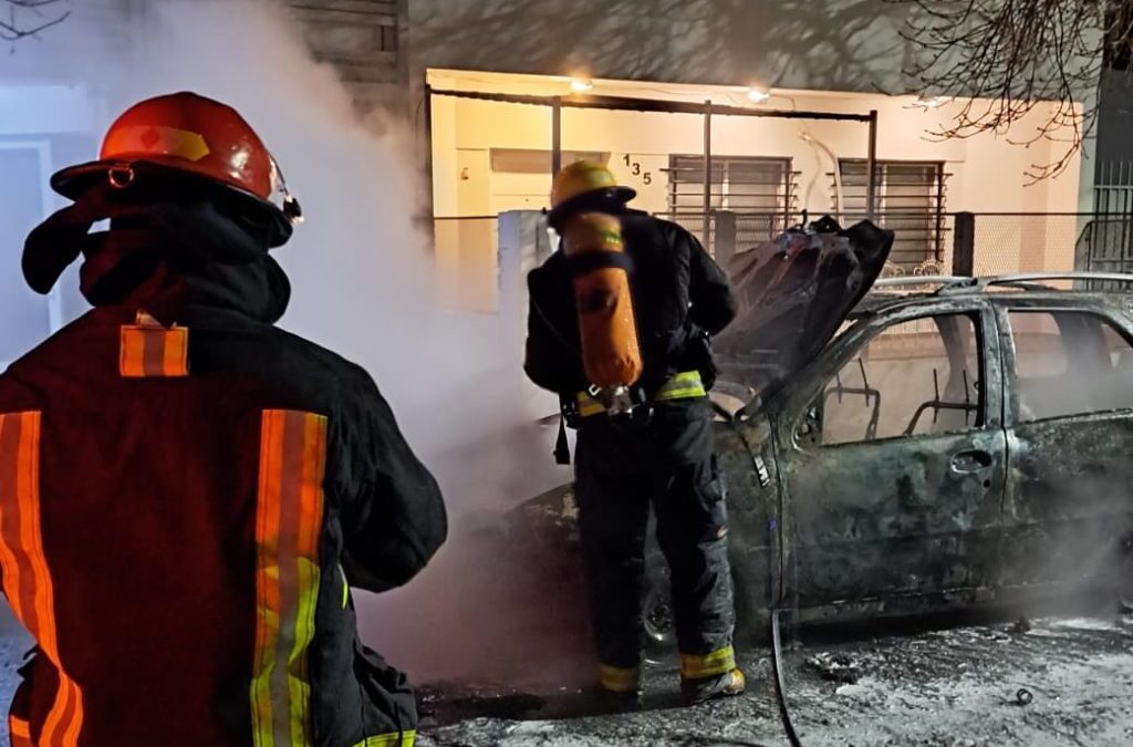 Un auto se incendió cuando circulaba en el centro de Federación