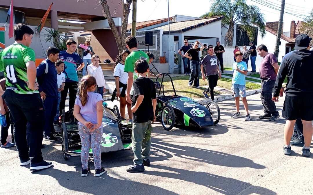 Estudiantes de Mocoretá presentaron sus autos eléctricos en Villa del Rosario