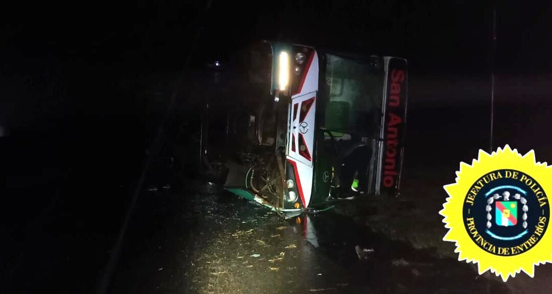 Autovía 14: Volcó un colectivo ocupado por obreros de la fruta que se trasladaban a Villa del Rosario