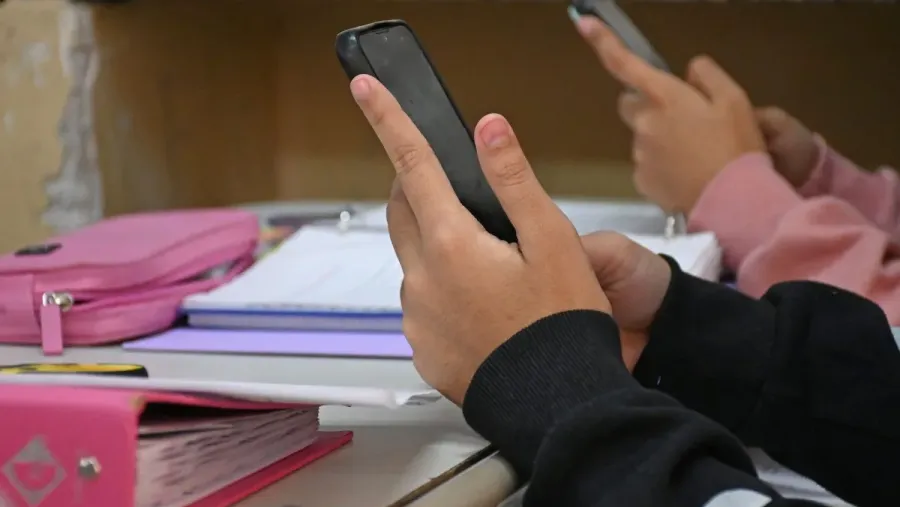 Presentan un proyecto de ley para prohibir el uso de celulares en las aulas de Entre Ríos