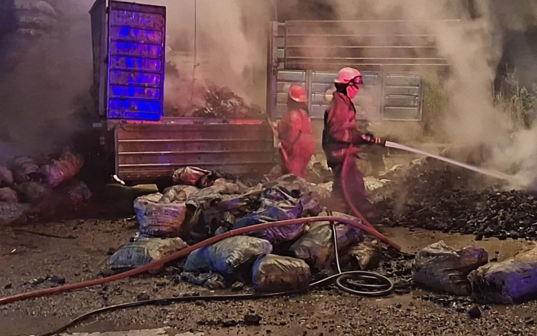 Un camión cargado de carbón se incendió al norte de Concordia