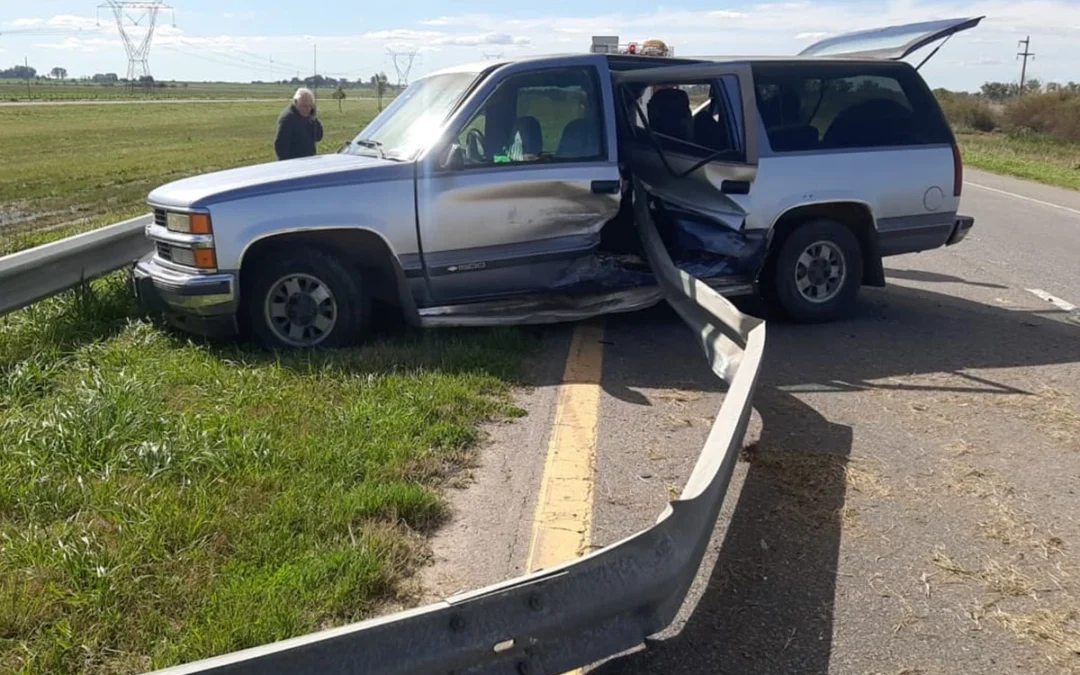 Autovía 14: Vehículo despistó y terminó con un guardarraíl incrustado