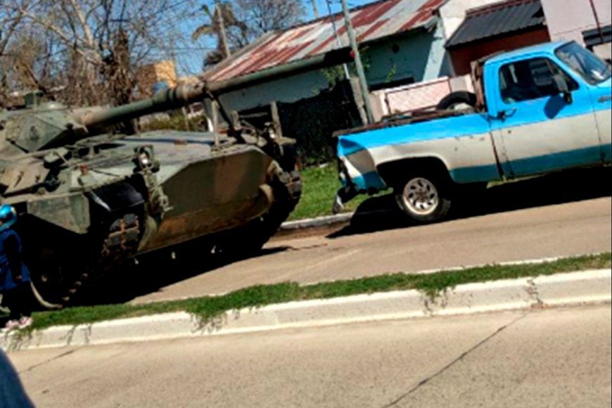 Insólito: Un tanque de guerra chocó contra una camioneta que estaba estacionada