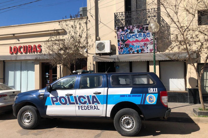 Allanaron a la familia de la asesora del ministro Francos por contrabando y mercadería falsificada: Lo secuestrado superaría los $200 millones