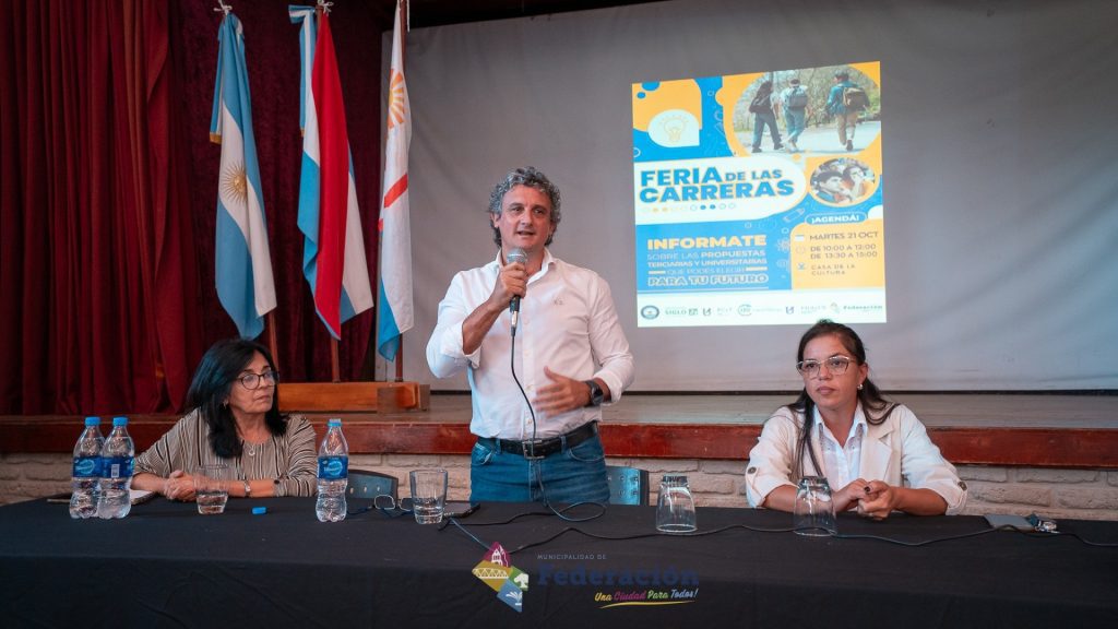 Bravo estuvo en la apertura de la Feria de las Carreras en Federación