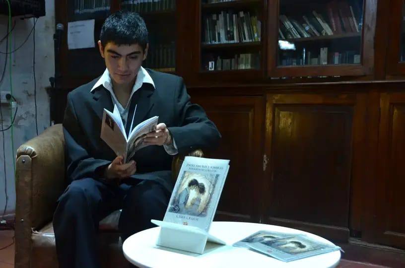 César Olarte presentó su libro de poesías «Entre amores y sombras» Susurros del Corazón