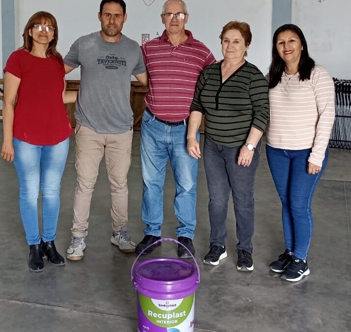 Concejales del oficialismo hacen su aporte para trabajos de pintura que se realizarán en el Centro de Jubilados y Pensionados de Villa del Rosario