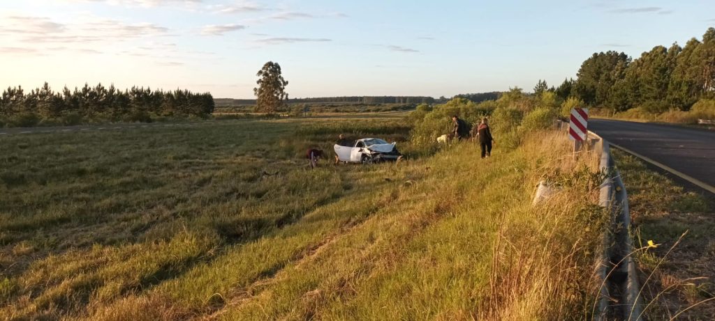 Una familia volcó con su auto en la Autovía 14: cuatro personas fueron hospitalizadas en Federación