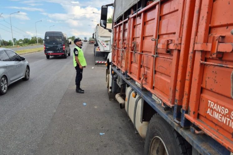 Interceptaron un camión cargado con cítricos por evadir una barrera fitosanitaria en la Autovía 14