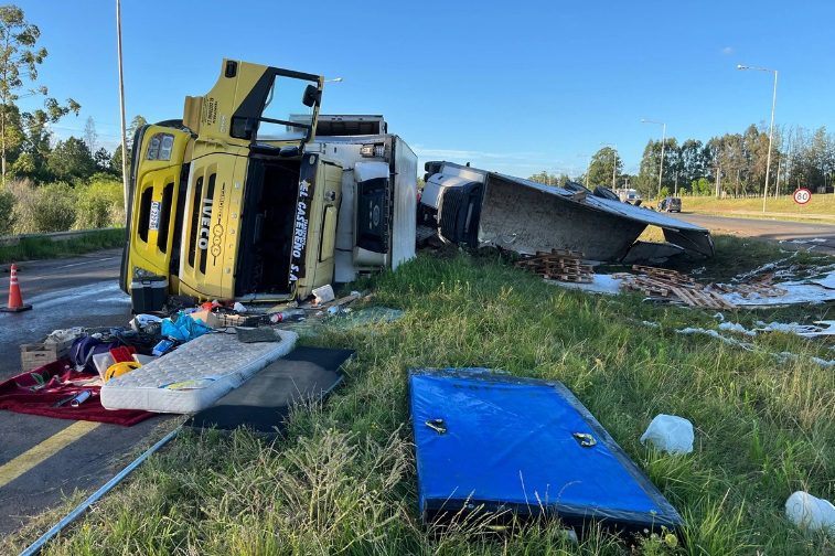 Camión cargado con pollo congelado volcó en la autovía 14 y el chofer se dio a la fuga