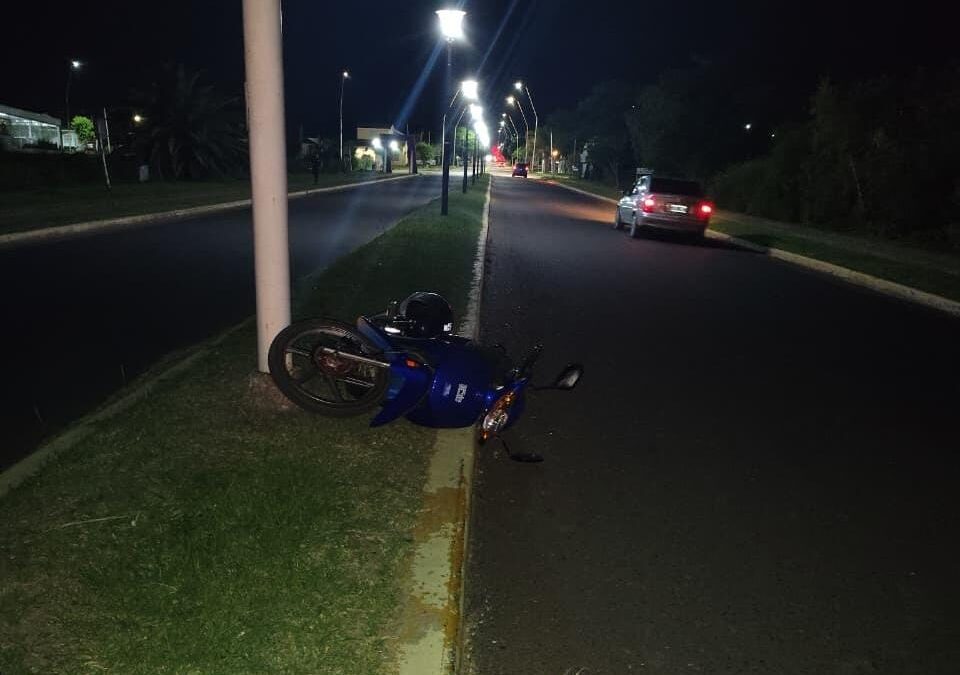 Un hombre sufrió grave lesión tras despistar con su moto en avenida de Chajarí