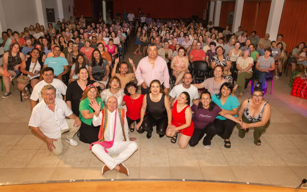 A sala llena, el Taller Municipal de Teatro de Villa del Rosario presentó su obra “Noche de paz, noche de amor”
