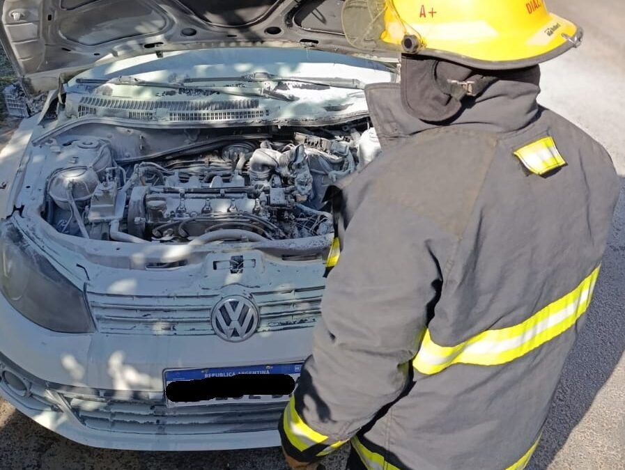 Villa del Rosario: Auto estacionado comenzó a incendiarse y vecinos lograron sofocar el fuego
