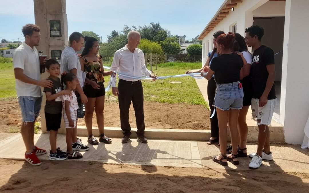 Entregaron tres viviendas construidas con recursos municipales en Santa Ana