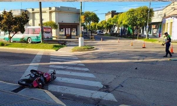 Accidente fatal en Chajarí: Mujer murió tras violento choque entre una moto y un colectivo