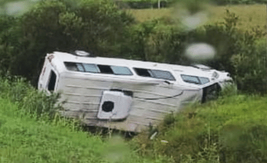 Una combi despistó y volcó en Ruta 2: Los ocupantes fueron trasladados al hospital