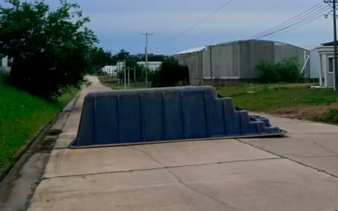 Por el temporal voló una pileta y terminó en el medio de la calle en una ciudad de la costa del Uruguay
