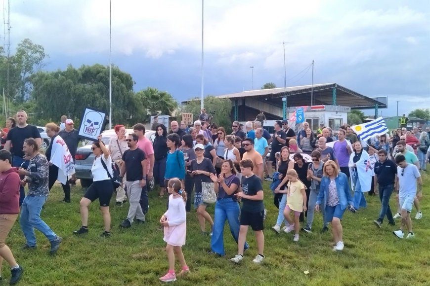 Multitudinaria marcha en Colón contra la instalación de la planta de HIF Global en Paysandú