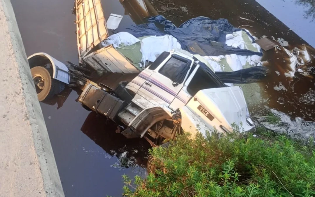 Perdió el control de su camión y cayó desde un puente de la Autovía 14