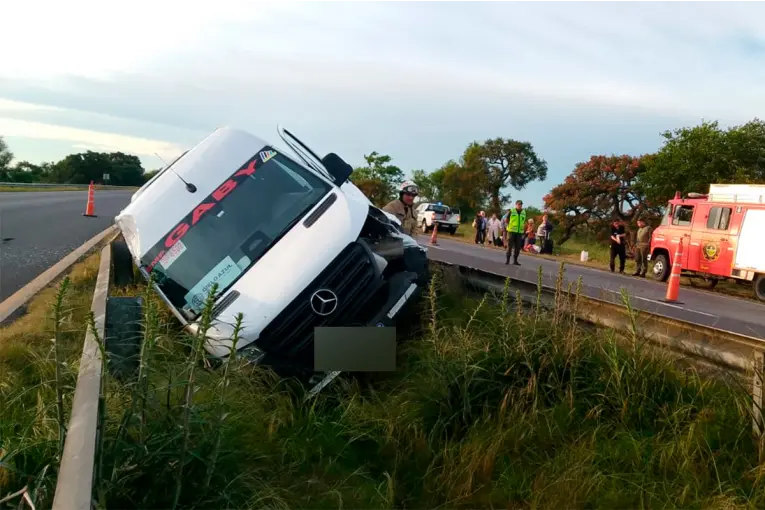 Una combi que se dirigía a Federación volcó en Ruta 12: rescataron a 15 personas