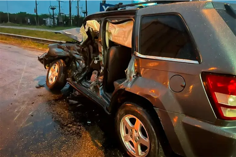 Conductor quedó atrapado entre los hierros tras violento choque entre camión y camioneta en la Autovía 14