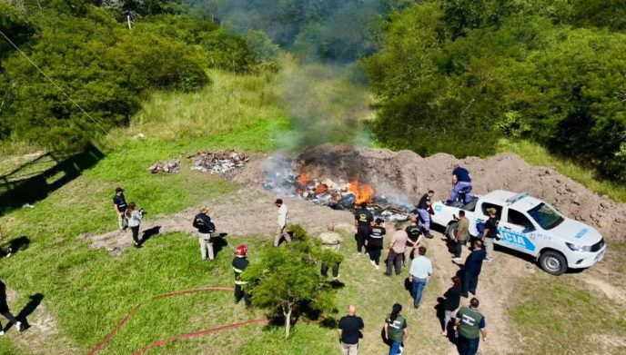 Detuvieron a siete policías por robar 9 kilos de cocaína de quema judicial: el video que los delató