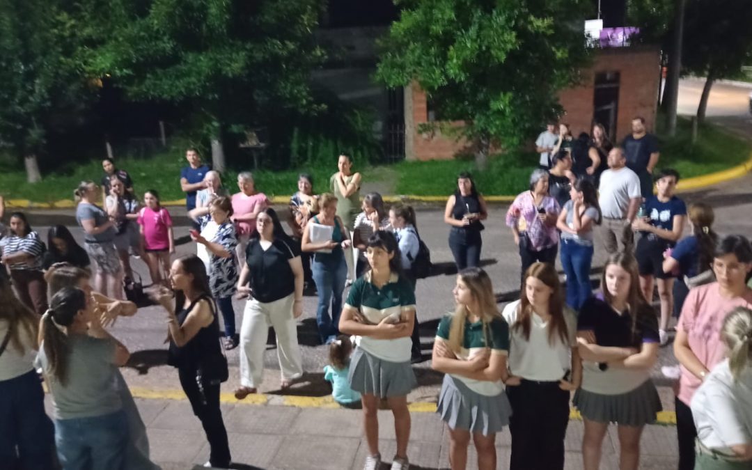 Integrantes de la comunidad se manifestaron contra la agresión sufrida por la rectora de la Escuela “Sandalio Olivetti” de Villa del Rosario