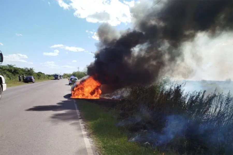 Auto de alta gama se incendió por completo y su conductor logró salir a tiempo