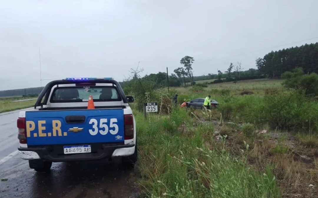 Conductor perdió el control de su auto por un “espejo de agua” y despistó en la autovía 14
