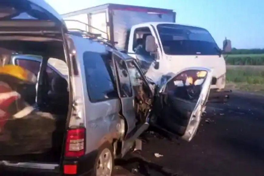 Fuerte impacto entre un camión y una camioneta en Ruta 20: una persona quedó atrapada