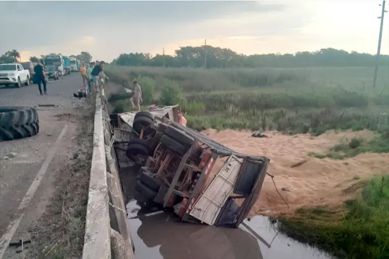 Impresionante choque entre un camión y una cosechadora sobre un puente