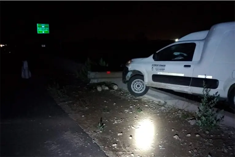 Repartidor de paquetería evitó un animal en Ruta 18 y terminó sobre el guardarrail