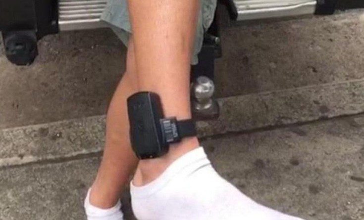 Descubrieron a una mujer que se habría quitado su tobillera electrónica para colocársela a su hija